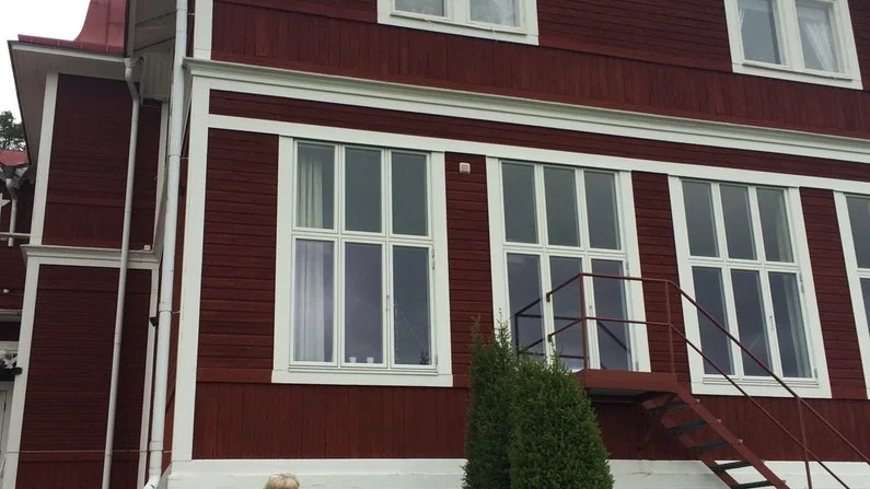 Helena Dolk har jobbat 23 år som vårdare i den gamla skolan som idag är ett vårdboende för sju män med funktionshinder. "Det är ett underbart hus! Men det är nog mer funktionellt för oss alla med ett nytt hus med en enda våning på markplan"