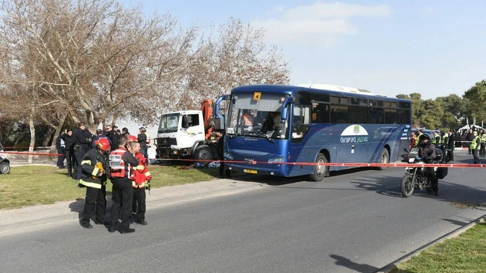 De israeliska soldaterna hade precis klivit av en buss i sällskap med en civil guide när de mejades ner av den framrusande lastbilen.