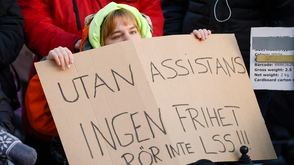 Försäkringskassan har fått i uppgift av regeringen att begränsa antalet assistanstimmar som beviljas enligt Lagen om stöd och service.