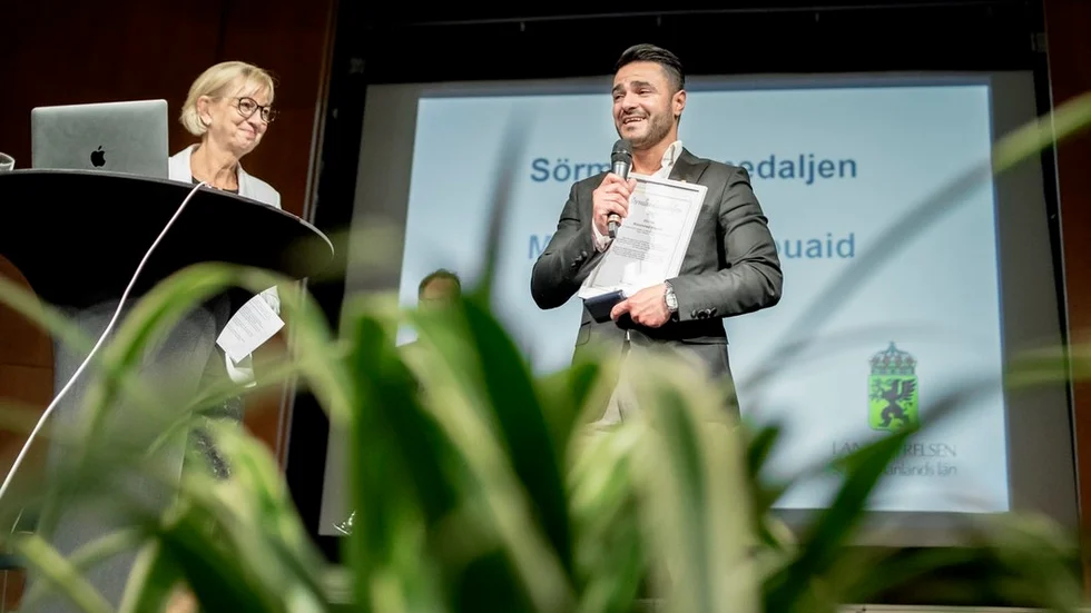 Nyköpingsbon, Mohammed Mouaid, var märkbart tagen när han tilldelades Sörmlandsmedaljen av landshövdingen Liselott Hagberg.