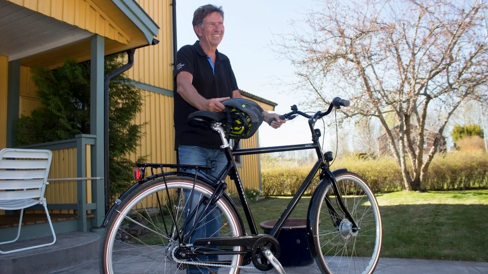 Slutar inte cykla. Med ny cykel och cykelhjälm fortsätter Bengt Carlsson att cykelmotionera. Men i dag är han väl medveten om hur oskyddad cyklisten sitter på sadeln