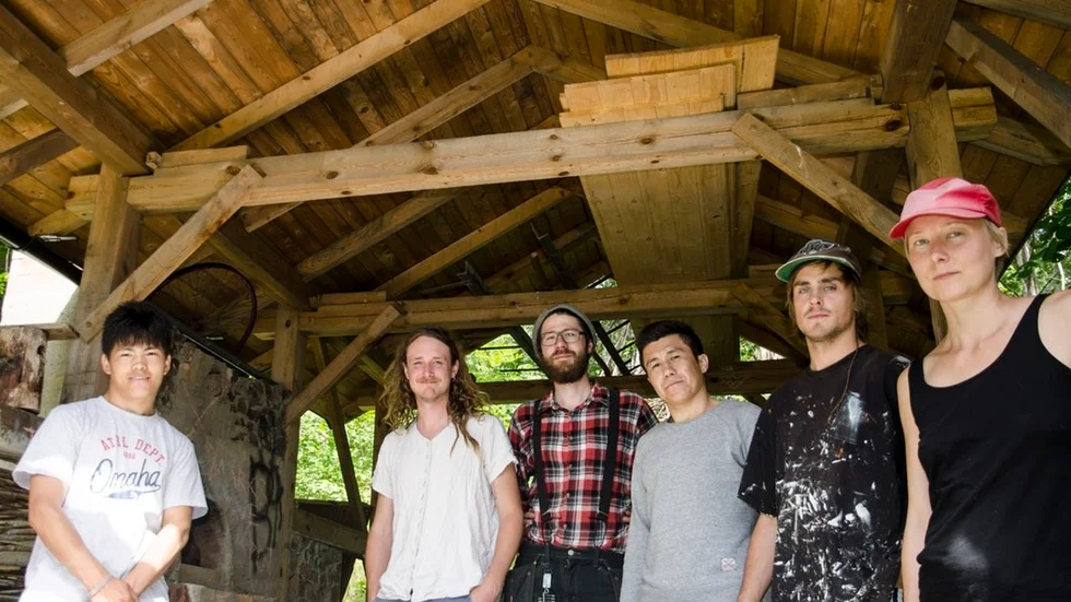 Några av arrangörerna bakom årets Skaparfestival, tillsammans med ett par deltagare. Från vänster: Hamid Ullah Yousefi, Sebastian Sköldén, Kalle Sjöberg, Gholam Hossein Ahmadi, Johannes Karlsson och Kajsa Hellstrand. Till vänster i bild skymtar också pizzaugnen som man kommer arbeta med i sommar.