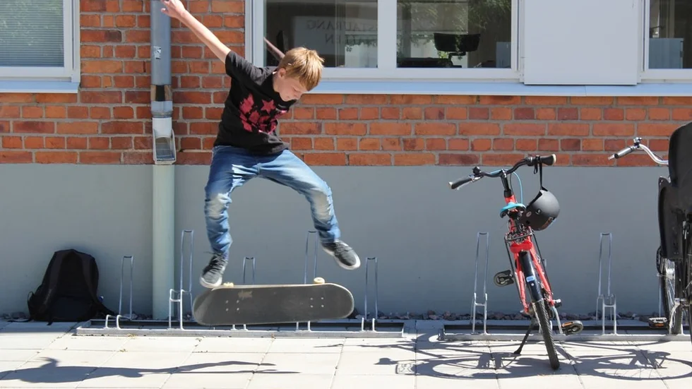 "Det finns en anledning till att det kallas hard flip", säger tio-åriga Alexander och tar sig an ännu ett trix.