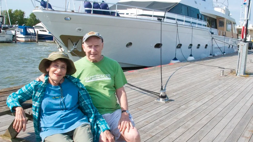 Turisterna Ron och Elisabeth Levine, från Raleigh i North Carolina USA, gästade Trosa. De kom med båt från Nynäshamn. Paret ansåg att Trosa var den kanske vackraste stad de någonsin sett och blev nyfikna när det pratades om att det kunde finns kungligheter på plats.