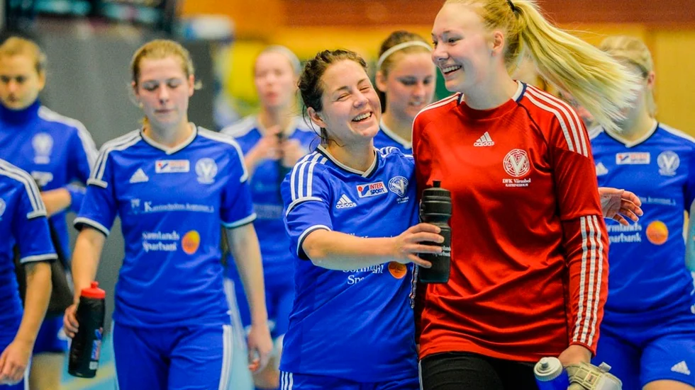 Jessica Lennström frös i en halvlek mot IK Tun och blev snudd på genomsvettig i den andra, en mycket märklig match.