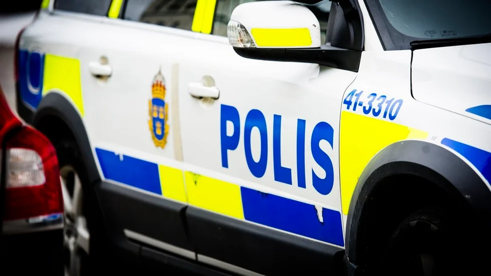 En 76-årig kvinna misstänks för grovt rattfylleri efter att ha krockat med en lyktstolpe i Eskilstuna på tisdagseftermiddagen.