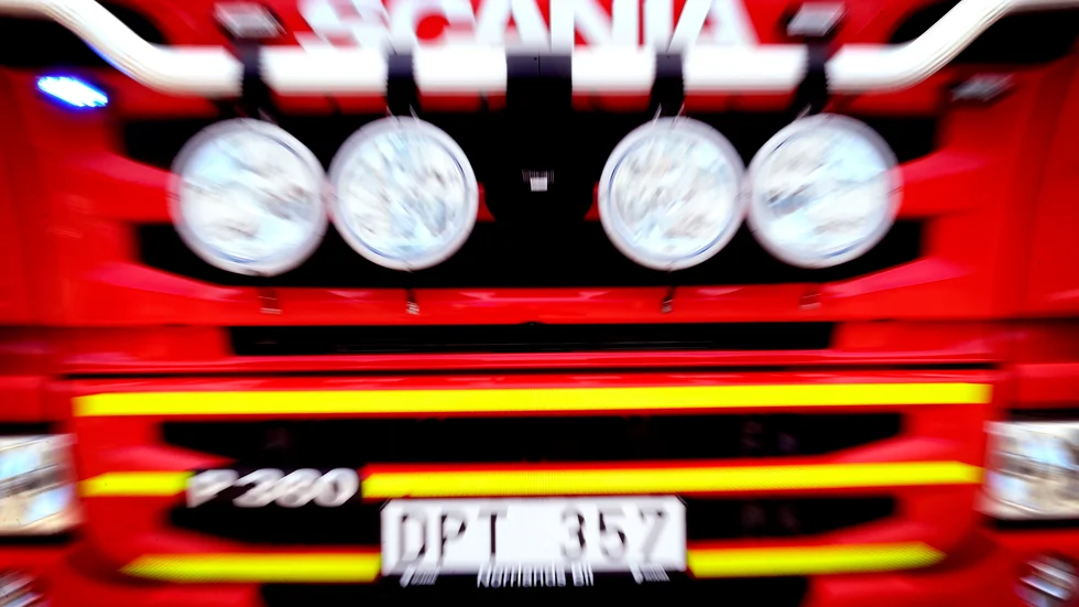 Räddningstjänsten är på väg ut för att försöka släcka branden. 