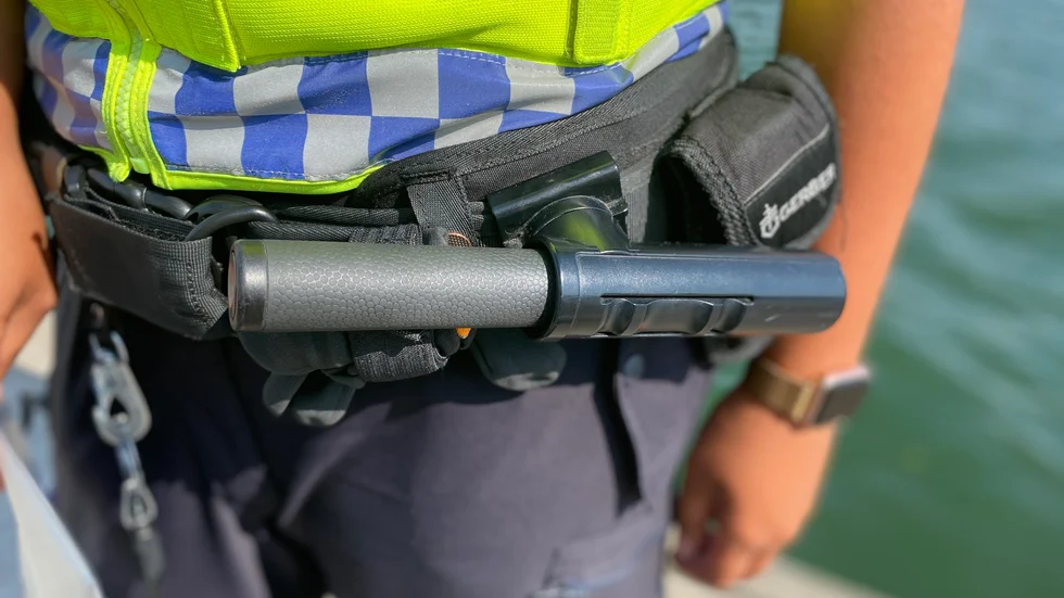 Polisens slag anses vara berättigade i den uppkomna situationen.
