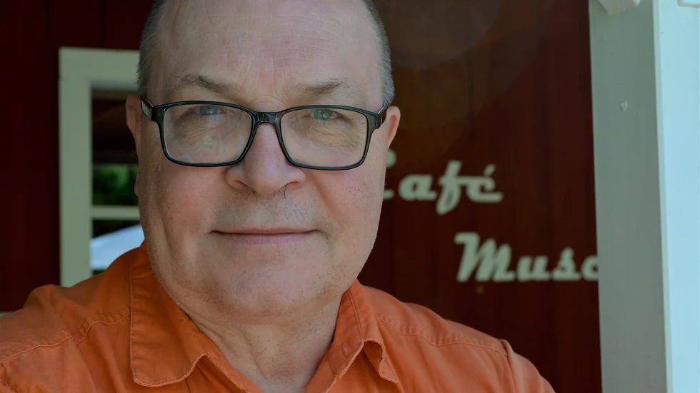 Urban Larsson (AFS) säger att han vet att alla inte håller med honom i det som han står för, att han "blir brunmålad" men att han inte tänker krypa undan utan står fast vid sin övertygelse. 
