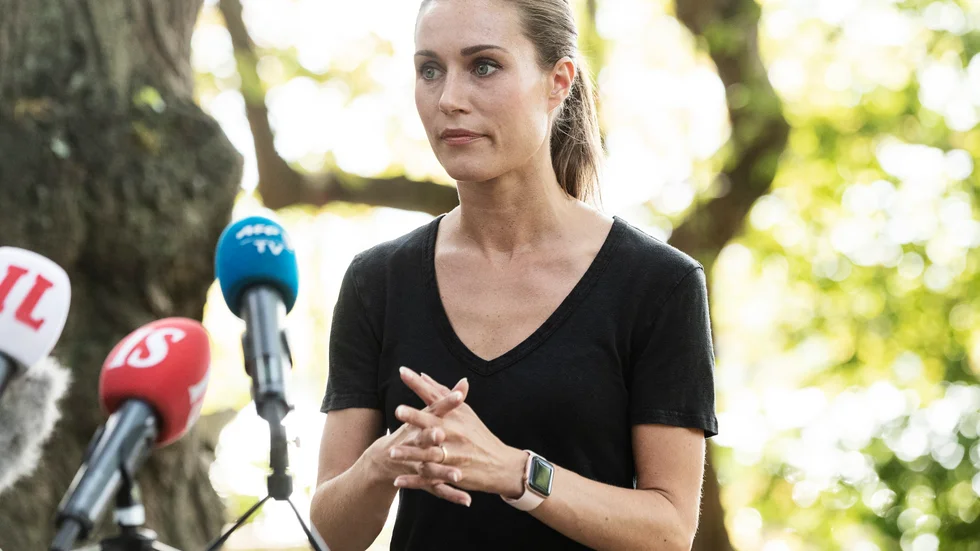 Finlands premiärminister Sanna Marin försvarar sig på en pressträff i Helsingfors.