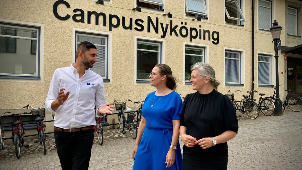 Moderaterna Maria Malmer Stenergard, Ahmad Eid och Anna af Sillén träffades utanför Campus Nyköping för att presentera nya vallöften.