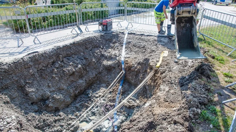 Jakt efter orsaken till vattenläckan vid Stensundsvägen. Under måndagen stängdes vattnet av och boenden vid Stensundsvägen, Tomtaklintområdet, kvarteret Tumlaren, Bråta allé och Åda blev utan dricksvatten.