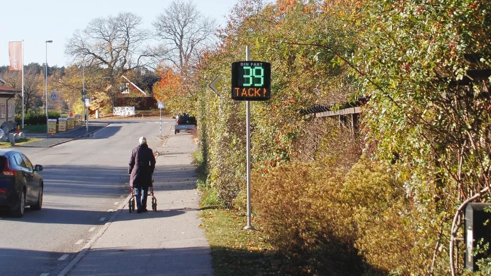 Vid övergånggstället utanför Ica, som skymtar längre fram i denna bild, smalnar vägen av. Kvinnan stannade för att släppa förbi en mötande bil – men körde sedan på den man som korsade vägen till fots. Arkivbild.