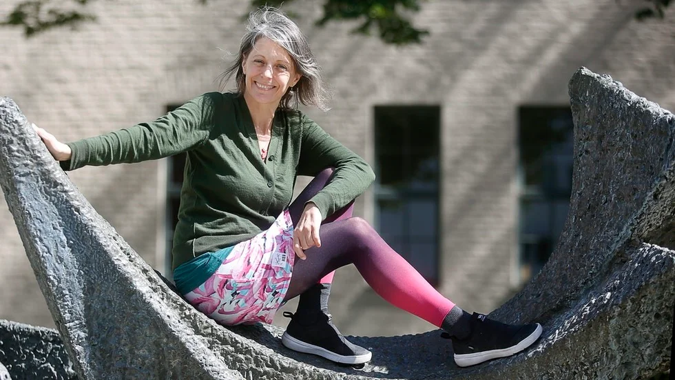 Genom att bredda sig och utbilda sig inom olika uttrycksformer skaffar sig Jannine Rivel flera ingångar till att gestalta och ge människor röst. Oavsett om den handlar om kön, ålder, etnicitet eller funktionsmöjligheter.