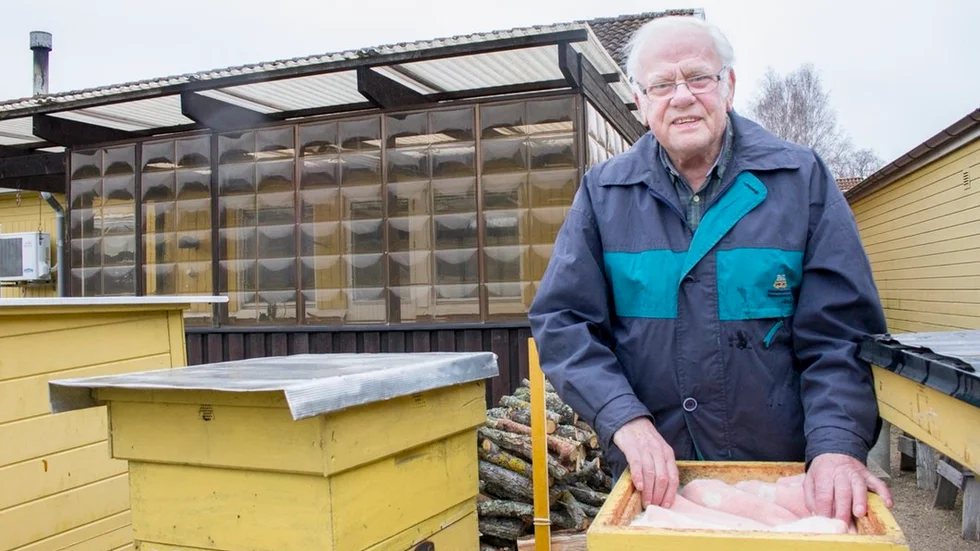 Emanuel Eklund är en aktiv 90-åring. Biodling är ett stort intresse, och har så varit ända sedan han var en yngling. "Den stora biten är pollineringen, den stora vinsten med biodling som kommer samhället till godo. Honungen är biodlarens vinst", framhåller han.