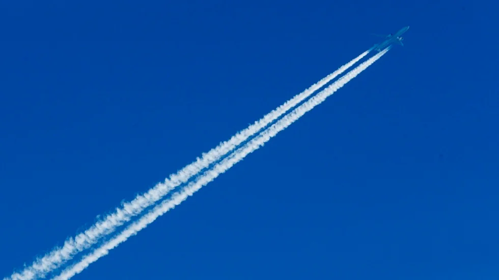Enligt både Ufo-Sverige och FOI inkommer rapporter där kondensstrimmor orsakat av flygplan misstas för ett ufo. Arkivbild. Foto: Håkon Larsen Mosvold/NTB/TT