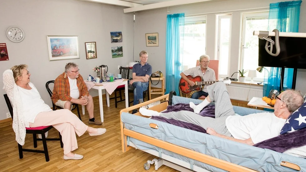 Gitarren stämdes och snabbt började Rosa Körberg, Thomas Kings, Roland Jonsson och Benke Haraldsson spela, sjunga och minnas tillsammans med Reine Alstermark.