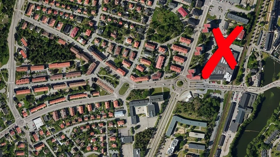 Vittnen inne i Ica-butiken på Brunskogsgatan i Eskilstuna ska ha sett hur kvinnan tog tre kartonger med frysta pizzor och sedan försvann.