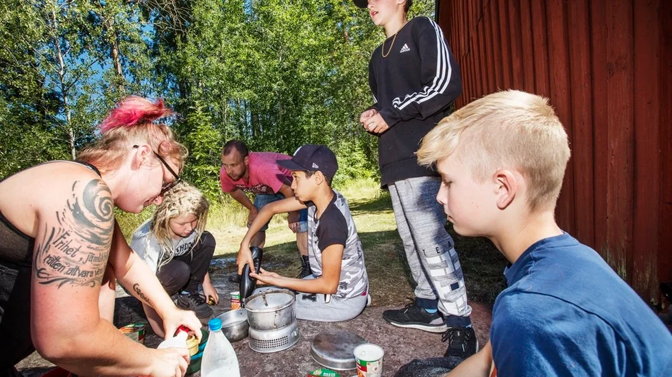 Ledaren Nenne Thorin lagar mat på stormkök tillsammans med deltagarna Isidor Lindholm, 9 år, Ahmed Mejjad, 14 år, Aironas Jonikas, 15 år och Elliot Warg, 12 år.