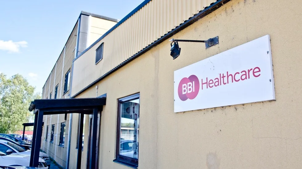 Fem personer får sluta på BBI Healthcare i Gnesta efter en omorganisation. Företaget skriver i ett uttalande att det var ett svårt beslut i en kommersiellt svår period.