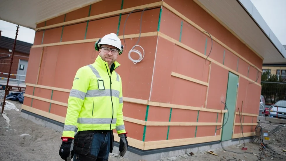 Marcus Gustafsson, produktionschef på Skanska, förklarar att invigningen skjuts fram cirka två veckor. "Kommunen hade som önskemål att ha invigning den 4 juli men på grund av den sena våren med tjäle i marken så kom vi i gång tre veckor sent efter vinteruppehållet."