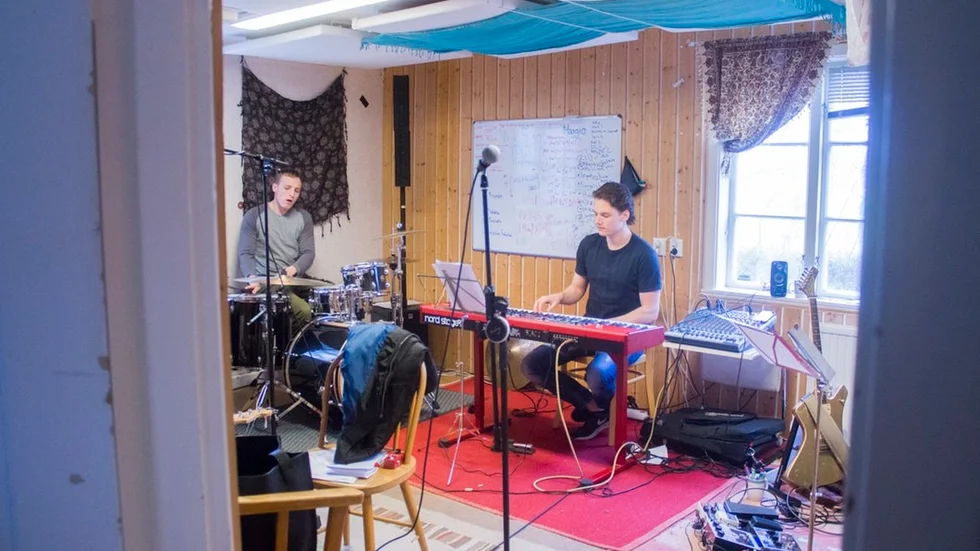Jacob Axell och Jesper Kieksi i en av Åsa folkhögskolas replokaler. Nu laddar de med klasskamraterna inför Åsafestivalen den 25 och 26 maj.