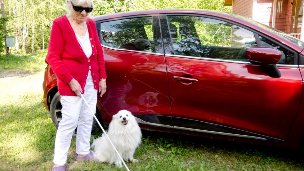 Berit Löfström har haft körkort i 60 år men sedan i våras då hon blev helt blind på ena ögat så har hon inte kört en meter.