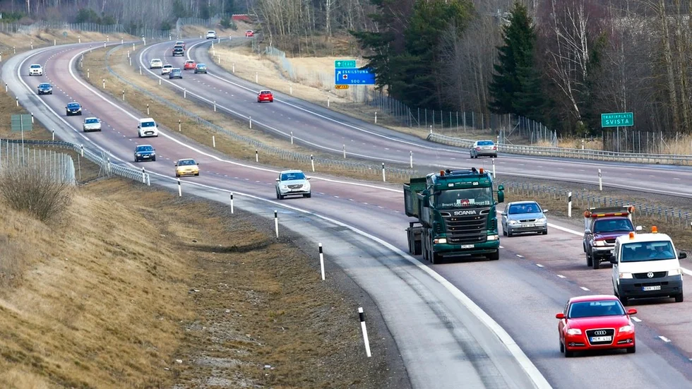 Skrota planerna på ny infart från E20 och gör om detaljplaneprogrammet, skriver vänsterpartisterna i Strängnäs.