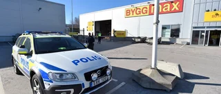 Kvinna fick brädor över sig på byggvaruhus – förd till sjukhus