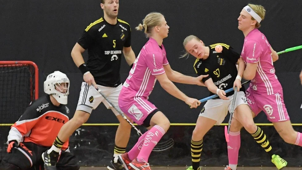 AIK, i svart, ska mäta sina krafter med Strängnäs IBK nästa veckoslut.