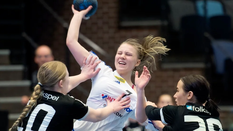 IFK Nyköpings 01-02-lag förlorade med minst möjliga marginal mot Örebro i DM, 16–17. Selma Ferry (nummer sju) laddar för skott på bilden.