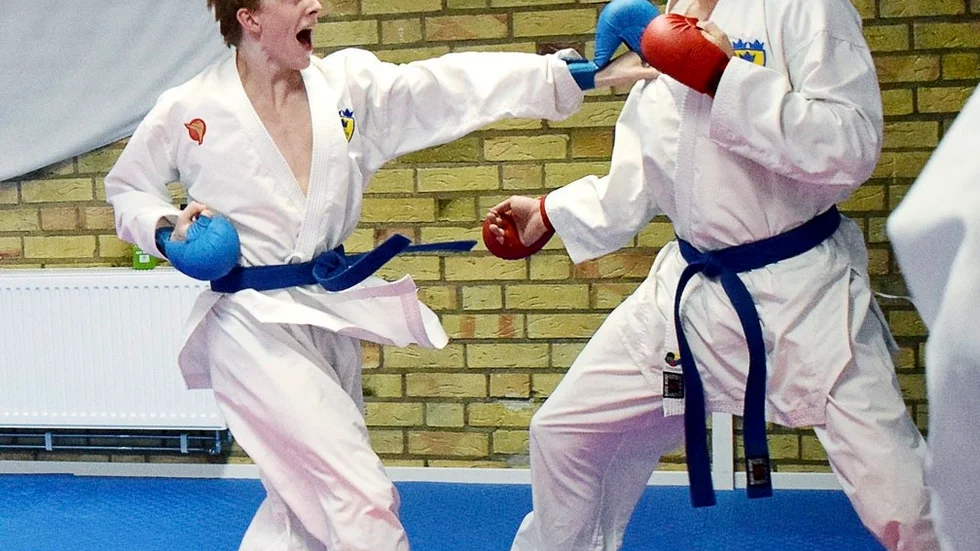 Daniel Barkelind (till vänster) och Ludwig Ingemansson är klubbkompisar i Eskilstuna och nu har båda tagits ut i den första svenska truppen som tar sikte mot Tokyo 2020 där karate debuterar som OS-sport.