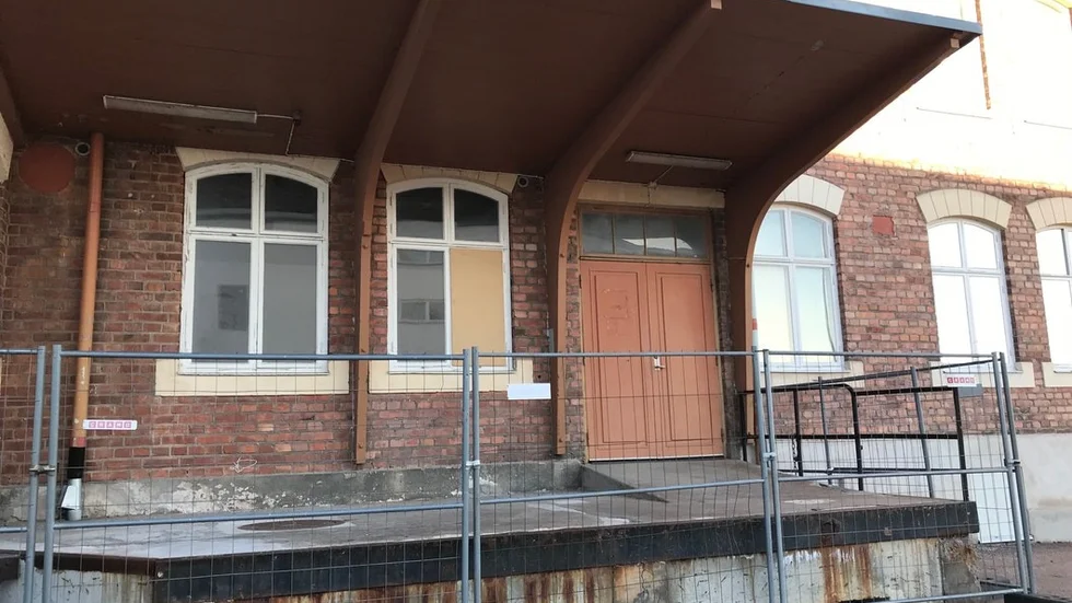 Lastkajen vid Kunskapsskolan är sedan i somras avstängd så att eleverna inte ska kunna vistas där. Detta sedan miljögifter påvisats vid kajen.