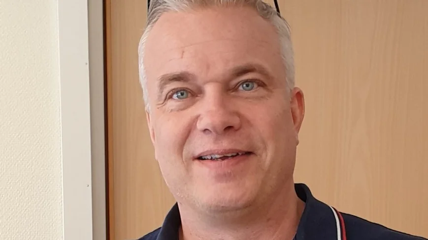 "Mitt jobb är inte att lyfta fram brister utan att få medarbetare att lita på mig så att vi tillsammans i en bra takt kan utvecklas", säger Frejsakolans nya rektor Peter Forsberg.