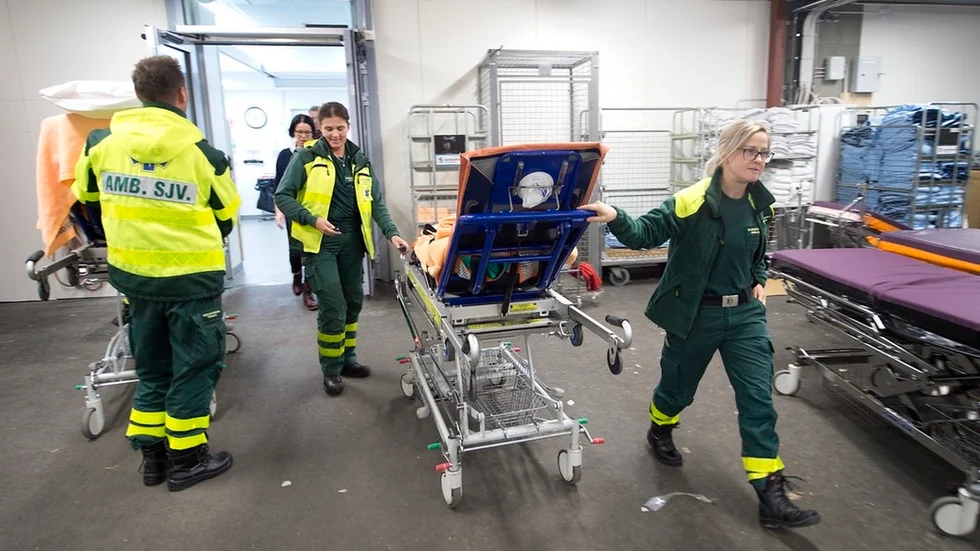 Annelie Gillberg, th, och Kajsa Insulander, sjuksköterskor vid ambulansen, kastas ofta in i traumatiska situationer. Vissa saker etsar sig fast, menar de.