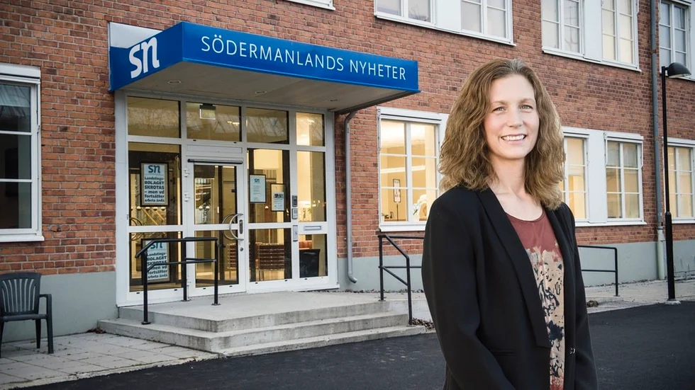 SN:s Anna Falk framför centralredaktionen på Fruängsgatan, där det på lördag stundar jubileumsfirande och öppet hus.