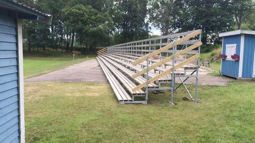 Två nya ståplatsläktare för 1 000 åskådare har redan byggts upp vid Värmbols IP inför mötet mellan VFC och allsvenska AIK i svenska cupen onsdag 23 augusti. Den ena, utmed kortsidan mot B-planen reserveras för AIK-supportrar och den på bilden, utmed ena långsidan, för övriga åskådare.