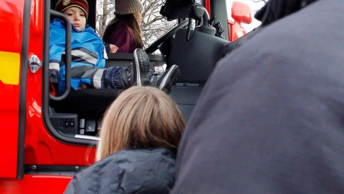 Isac Filipsson, 3 år gammal, provsitter brandbilen.