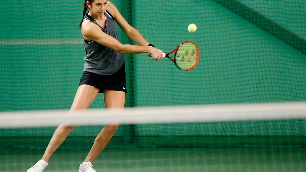 Jacqueline Cabaj Awad krossade motståndet i Eskilstunas vintertourtävling. Nu är Eskilstunastjärnan uttagen till Fed Cup i februari där Sverige kan få möta spelare som är rankade topp tio i världen.