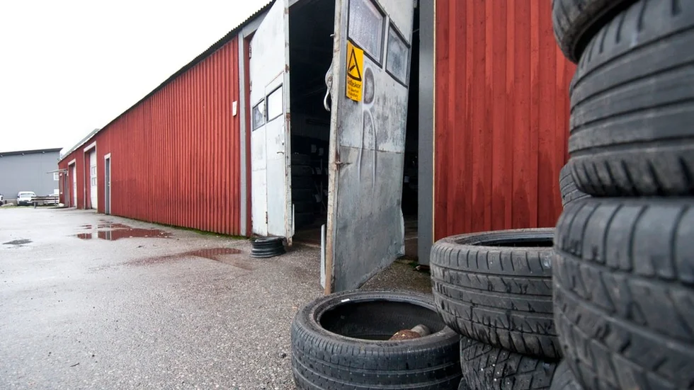 Dörren till däckfirman stod på vid gavel på torsdagen.