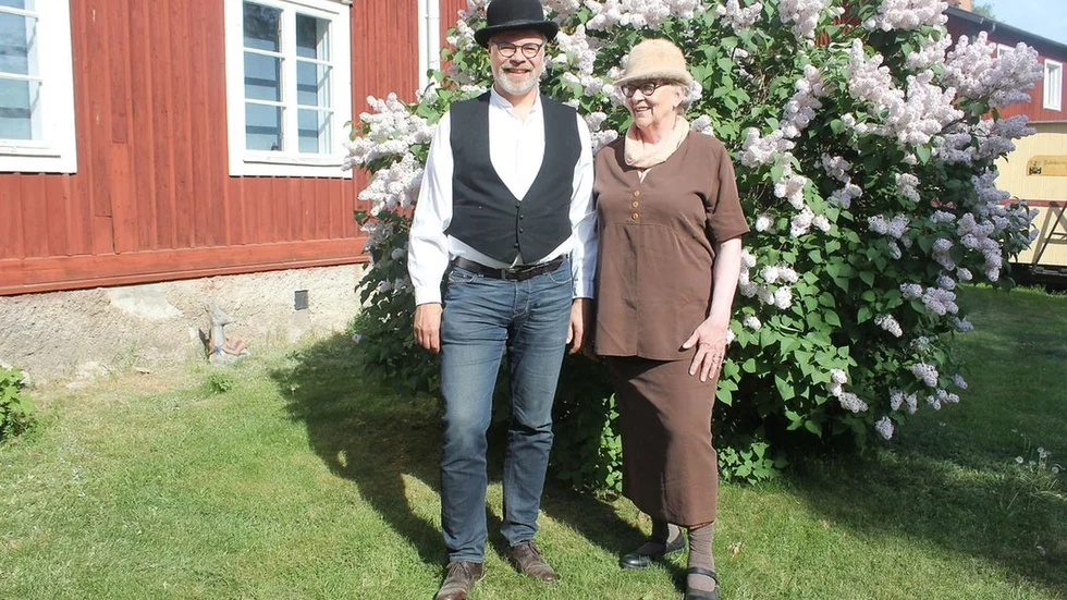 Marknadsbesökarna får gärna klä upp sig i gammaldags kläder. – Man kan komma i 60-talskläder eller krinolin. Vi är väldigt liberala i vad som är gammaldags kläder, säger Örjan Boberg med Maggan Johansson vid sin sida.