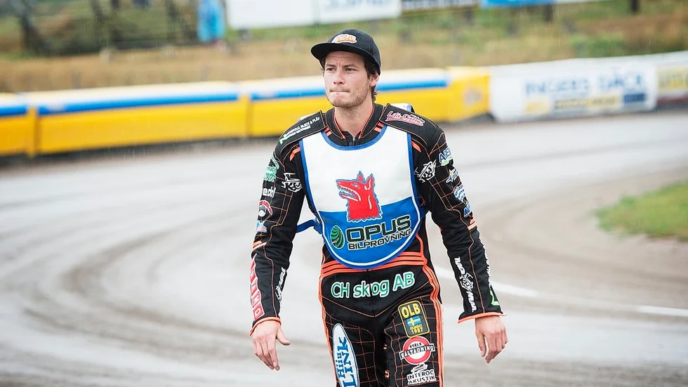 John Lindman har klart med en elitserieklubb, som han ännu inte kan avslöja – och Nyköpingsföraren säger att det ser bra ut med allsvenskan också.