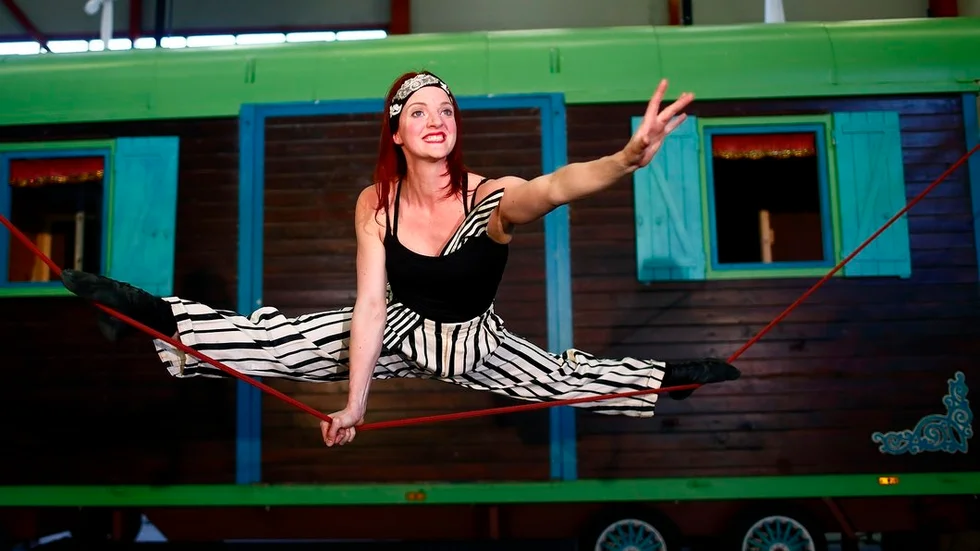 Östgötateaterns föreställning "Sango – en cirkus på väg" är en av många programpunkter i "Cirkusslottet" i Finspång. På bilden Linn Brodén.