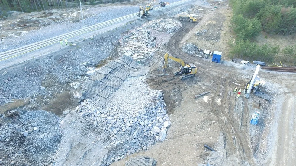 Mellan Strängnäs och Härad har byggentreprenören hittat sprängmedel på tre platser längs järnvägen och bygget går nu långsammare fram på grund av säkerhetsåtgärder.