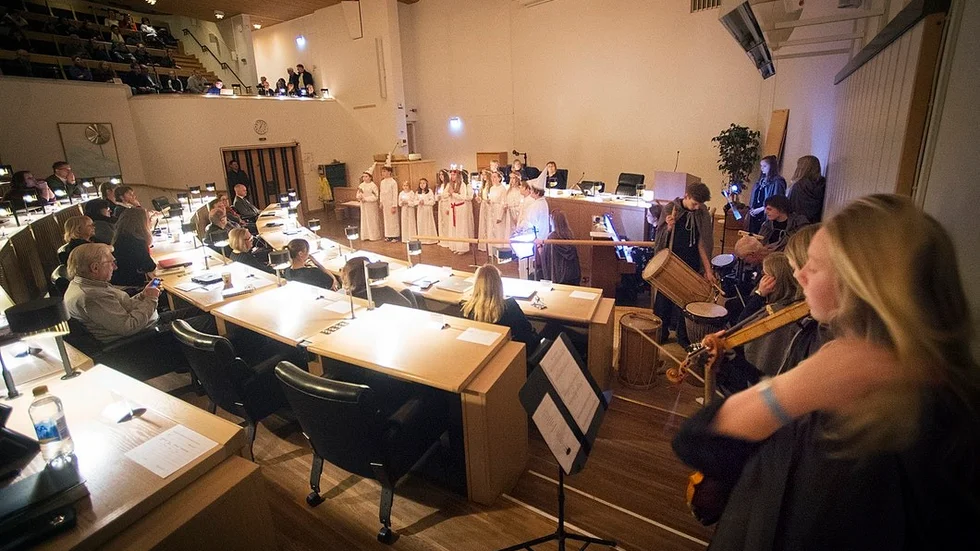 Kulturskolans luciatåg inledde årets sista kommunfullmäktige.