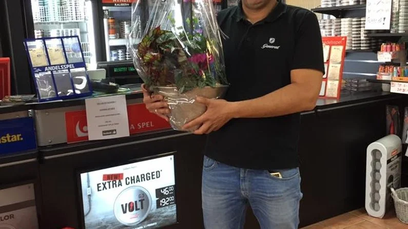 Dara Hussein fick ta emot blommor efter lördagens storvinst, på 989.026 kronor, till Katrineholm.