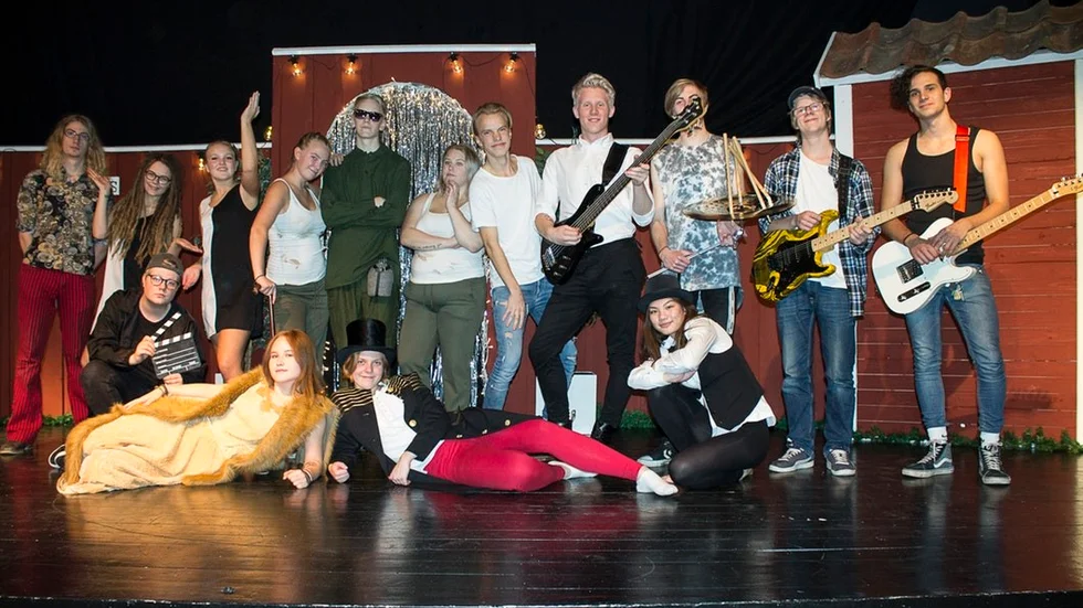 Årets ungdomsrevyensemble. Från vänster: Charlie Rangstedt, Emma Berlin, Alice Gunnarsson, Lovisa Wistrand, Oliwer Carpman, Frida Berlin, Rasmus Sjöö, Mattias Wessman, Erik Karlsson, Emil Sotkasiira och Malte Bergman. Nedre raden från vänster: Alva Ström, Amanda Axner, Linnea Forsberg och Anna Nguyen.