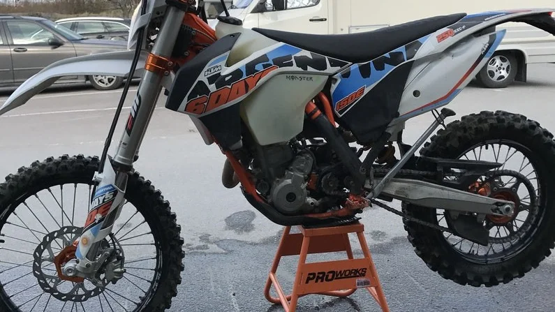 En kommunbo blev den gångna helgen av med sin flerfärgade motorcykel av fabrikatet KTM. Även hans kompisar förlorade var sin hoj.