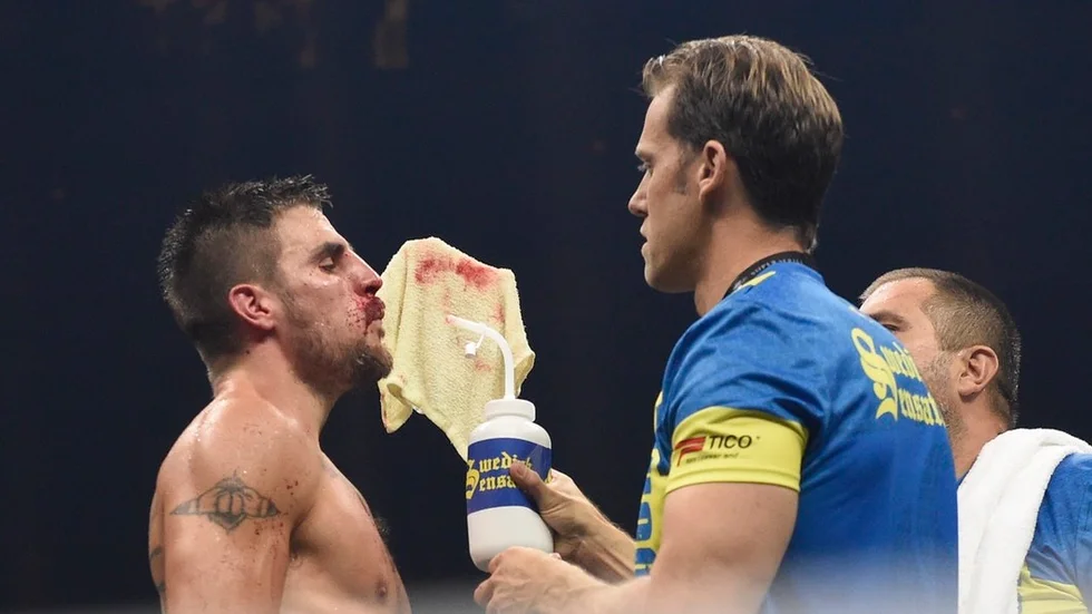 Boxaren Erik Skoglund ligger i medicinsk koma på Karolinska sjukhuset i Solna efter att ha fått en hjärnblödning under ett lättare träningspass.