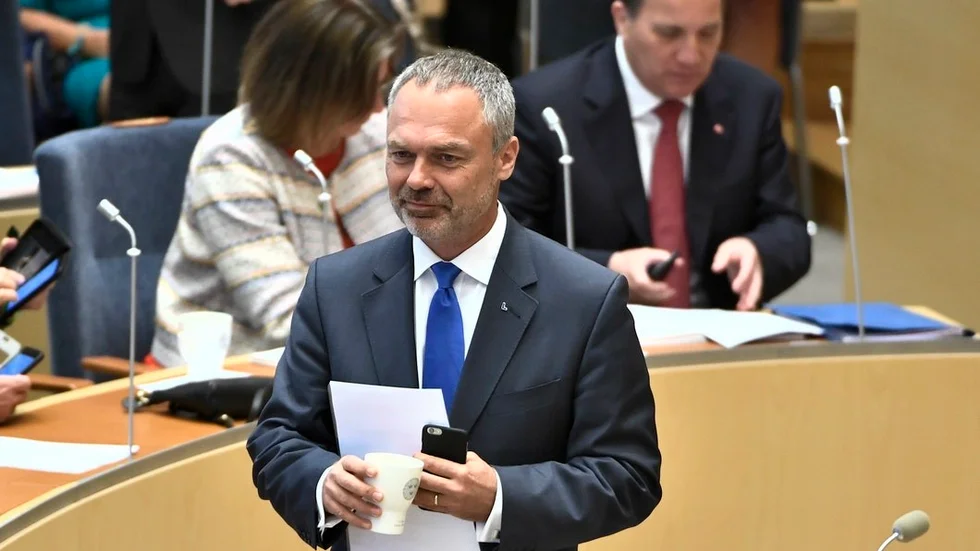 Internet har tagit kommando över politikerna. Det som är viktigt på internet påverkar samhällsdebatten och vilka frågor som kommer i fokus mer än vad vi tror.